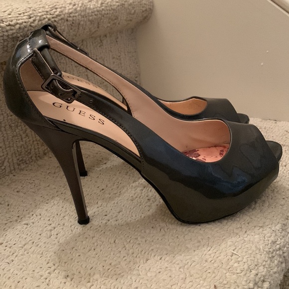 No box, right shoe has heat damage inside, outside is in excellent condition. - Picture 3 of 6